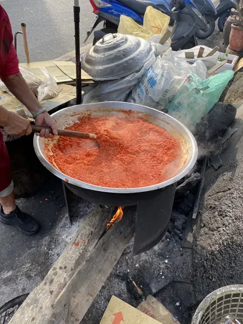 唐辛子を揚げています