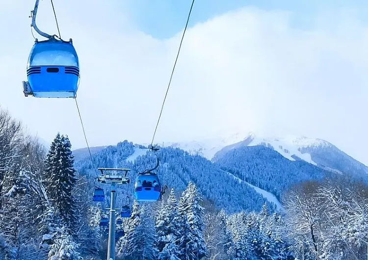 【おすすめスキー場2025】日本人気&穴場スキー場6選!温泉も楽しめるスキー場・初心者向けの服装・アクセス・周辺ホテルまで完全ガイド