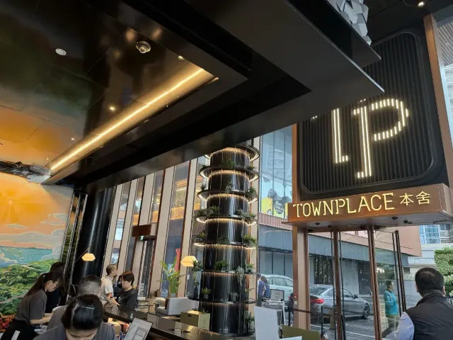 本舍酒店大堂職員辦理入住手續