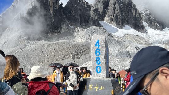 標高4680mの玉龍雪山です。麓から4506mの所までロープ