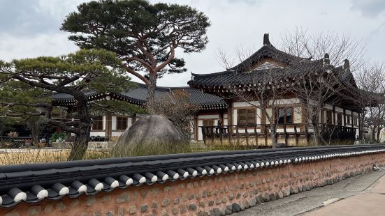 아름다운 한옥들을 무지 많이 볼 수 있다. 사람이 항상