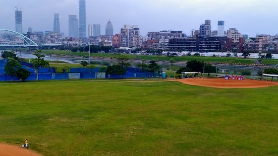 彩虹河濱公園位於基隆河中山高速公路至麥帥一橋之間，彩虹橋橫跨