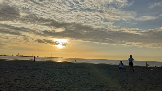 觀音海水浴場空間很大，海水乾凈清澈，夕顏也很美,很多人來玩！