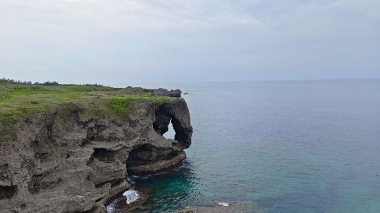 萬座毛是位在沖繩本島西海岸數一數二的度假區「恩納村」。這裡擁