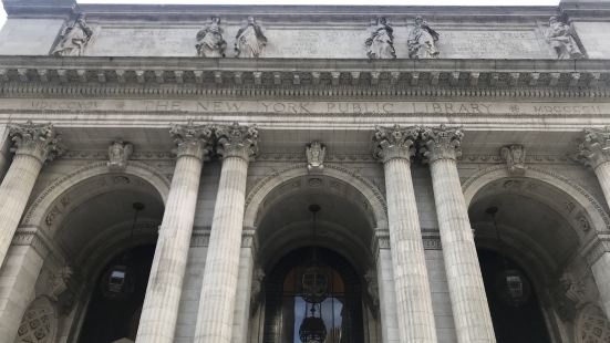 紐約公共圖書館 外觀宏偉很像歐洲的建築物 到訪紐約不妨一去 