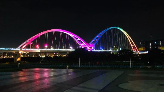 晚上的話新月橋很美，會有彩色的燈，不時地也有一些裝置藝術在橋