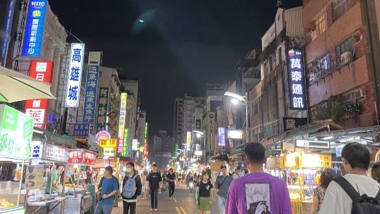 位於美麗島站附近的六合夜市，星期一至日每晚都有管業，是各式各