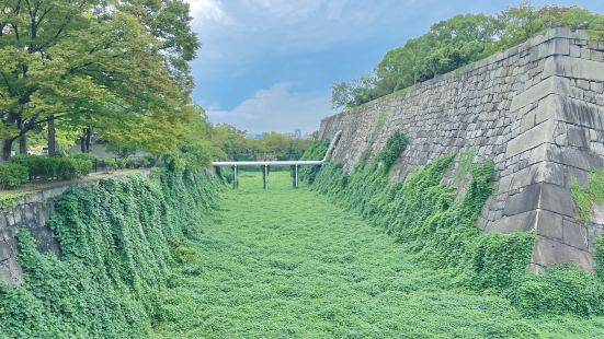 오사카 성의 기본 입장료는 무료였고, 성 안에 들어가는