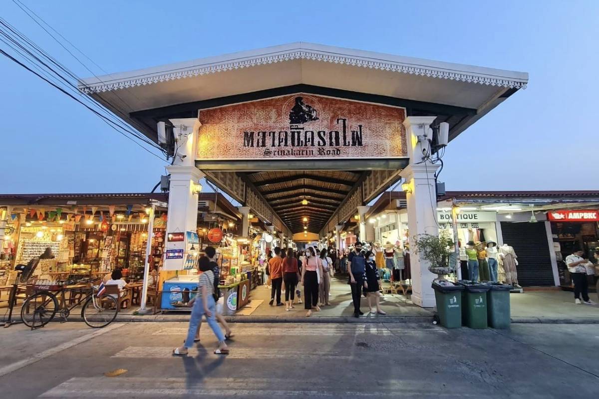 Talad Rot Fai Srinakarin Market