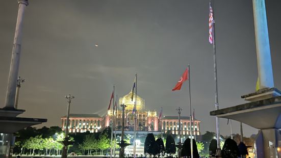 入夜後的布城政府行政大樓猶如一顆閃耀的珍珠，同時呈現出優雅的