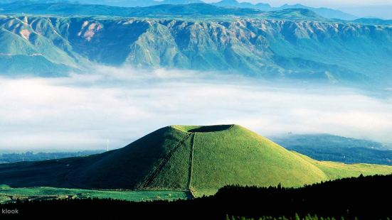 阿蘇地區有著九州最出名的活火山群「阿蘇火山」，來往阿蘇火山交