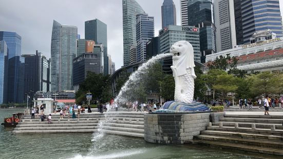 新加坡地標景點當然係魚尾獅喇，但真係太出名，現場好多遊客爭相