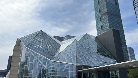 深圳音樂廳坐落在福田中心區，就在深圳圖書館的對面，兩座建築都