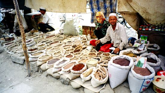 喀什地處新疆西南，為中國最西面的邊陲重鎮，也是世界上著名的伊