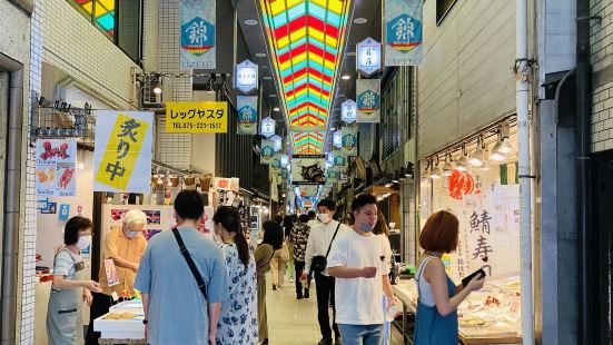 活気がある市場です！売られているもの全て美味しそうで、どれを