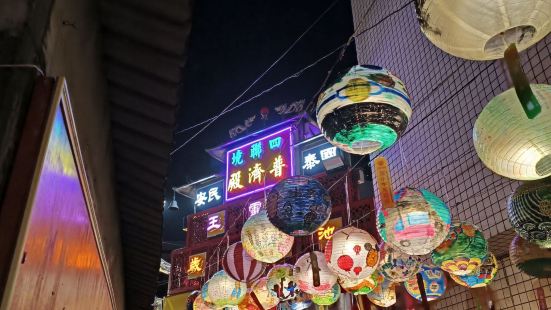 台南有名的廟宇，我很愛他們的創意燈籠，都是手工繪製的很可愛！