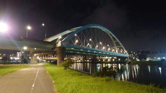 為了打卡特地深夜跑到彩虹河濱公園，裡面超熱鬧的，晚上還有很多