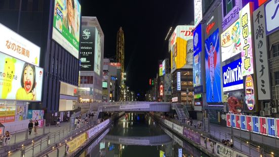 道頓堀は大阪の観光名所です！観光客が沢山ですが、夜はネオンで