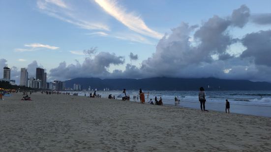 長長的海岸線，白滑的細沙，不愧為越南最美的海灘。海灘旁建有許