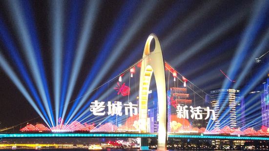 一入夜，猎德大桥就成了珠江上最耀眼的明珠，璀璨的灯光映照猎德