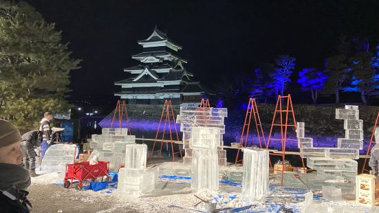 冬に行われる氷彫フェスティバルは、夜通し作業されます。大きな
