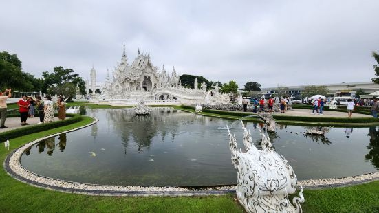 清萊白廟是一件建築藝術品，白色的城堡，非常值得來了又來，每次