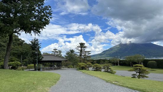 挺漂亮的日式庭院，可以看到櫻島。地方空曠，沒有遮擋的地方，當