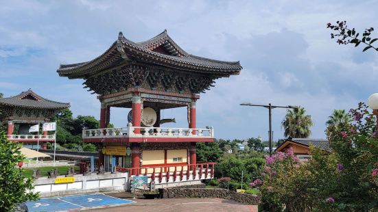 藥泉寺佔地很大。藥泉寺是用朝鮮早期佛教建築方式建成的寺廟，高