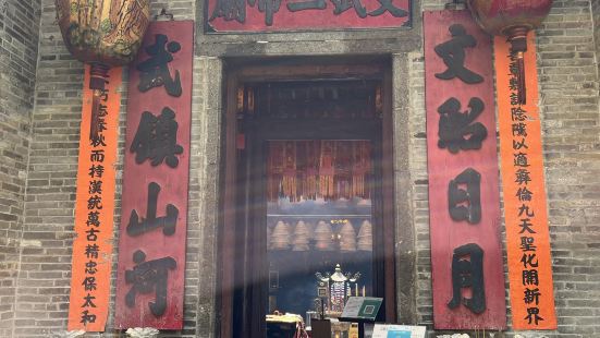 大埔火車博物館旁邊，位於繁忙喧鬧舊街市裡，有一片香火鼎盛的寧