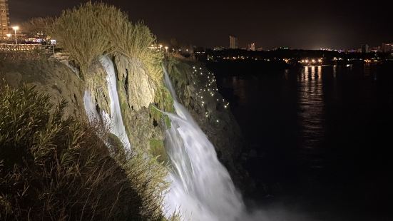 夜晚的杜登瀑布很很壯觀，從公園一路到海邊傾瀉而下，政府還給瀑