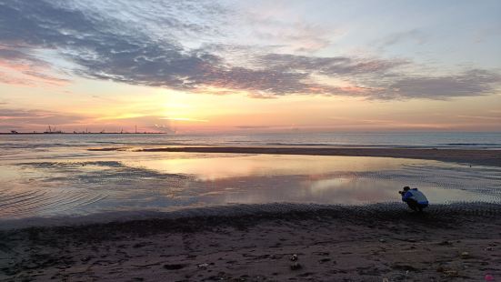 整個沙灘、海水和天空都特別美，很適合前往看夕陽和踏浪，非常的