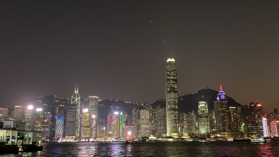 初香港🇭🇰   夜景を見に行きました。18時過ぎに徐々に