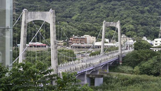 大溪老街吃吃喝喝很適合假日來逛逛，橋面只有前後門面整理，中間