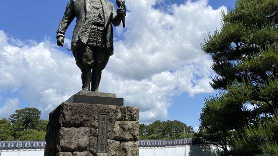 靜岡駿府城公園離靜岡車站大約12分鐘步行路程很方便，裡面部分