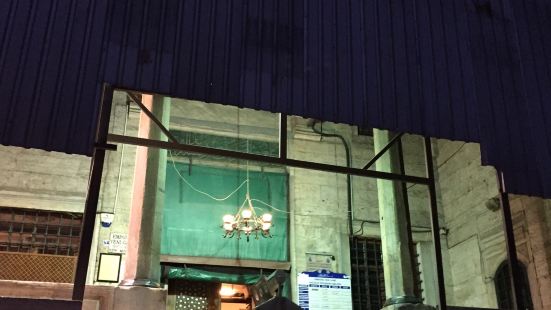 エミノニュに着いたらまず最初に目にするモスクですね。訪問した
