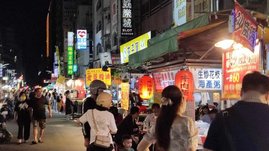 高雄六合觀光夜市是台灣最大的夜市之一，坐落於高雄市的繁華市區