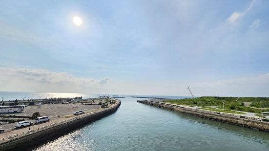 餐廳東西便宜又好吃，漁貨也蠻便宜的，整修過得草地跟海螺館都挺