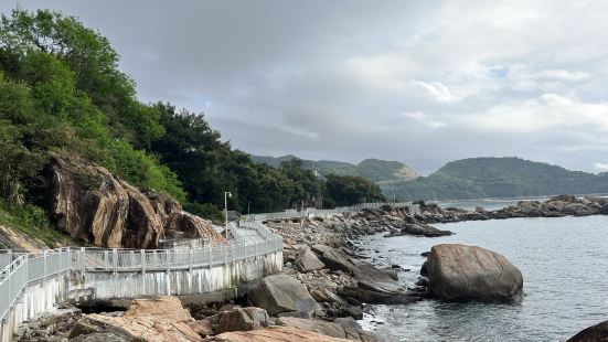 大梅沙海濱棧道，西起鹽田東港區，東至大梅沙海濱公園，總長約1