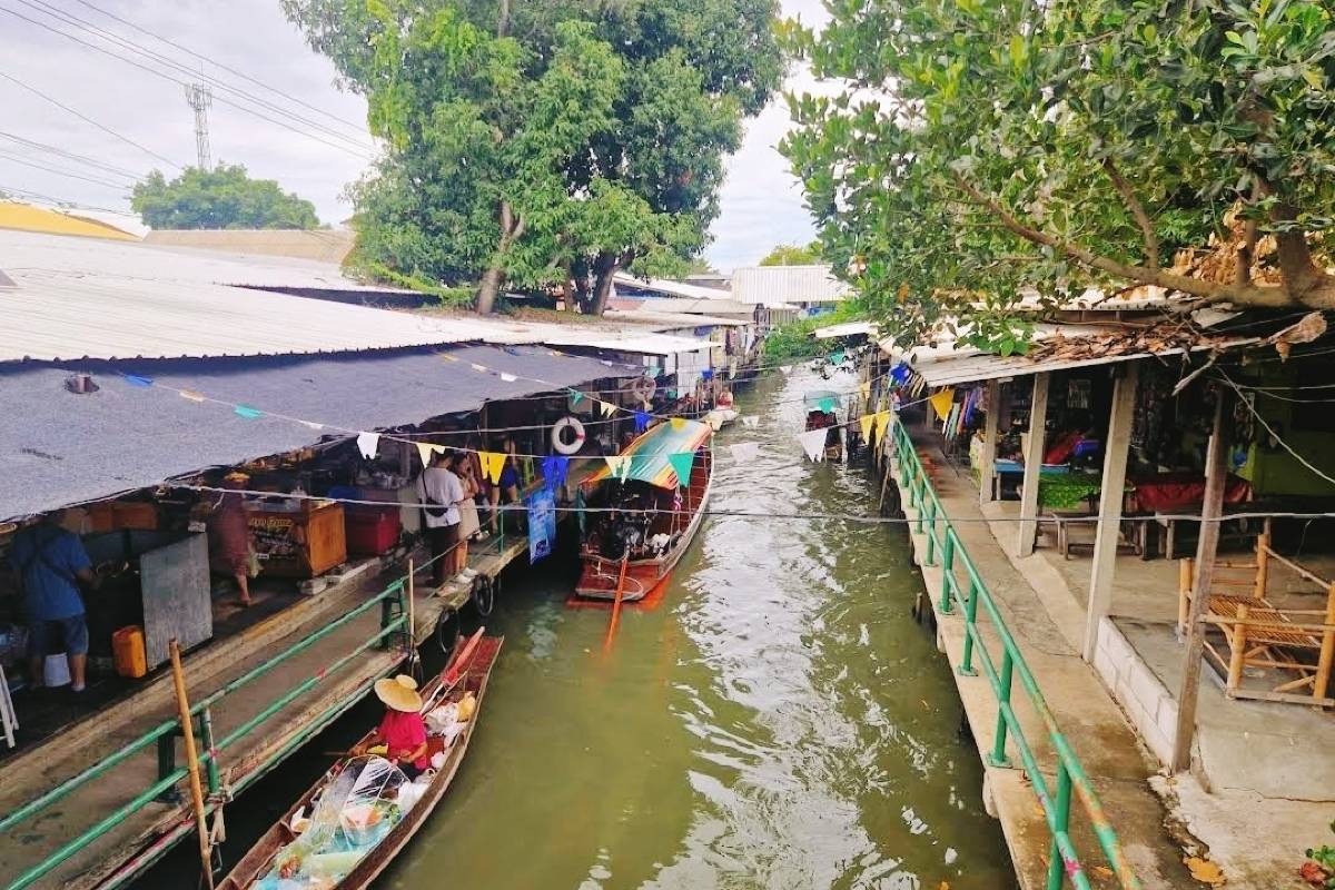 Serene Khlong Lat Mayom Floating Market
