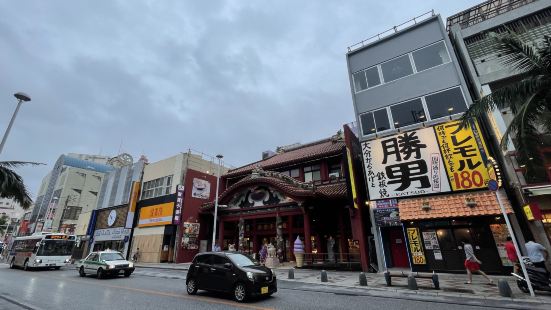 沖繩最繁華的商業街，遊客的必到之地，街道兩邊都是手信店、食店