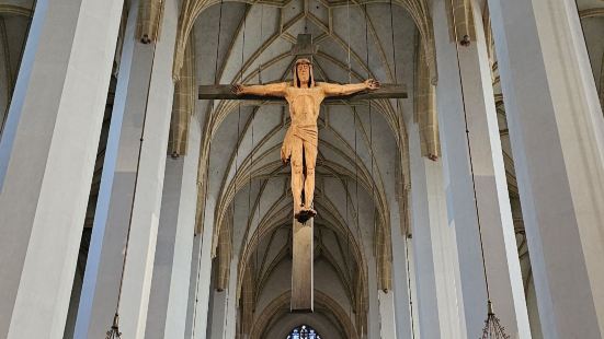 慕尼黑最大教堂，無論是外觀或是內部裝潢皆是雄偉壯觀。一進教堂
