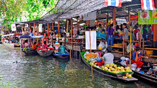 Floating Market is located nea