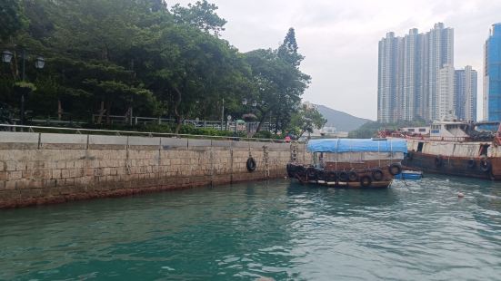 香港仔避風塘是具歴史悠久的,很多漁船及遊艇也會在此泊岸,景象