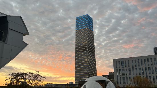 한가로이 걷기 좋고 넓은 공원입니다. 주말 저녁에는 사