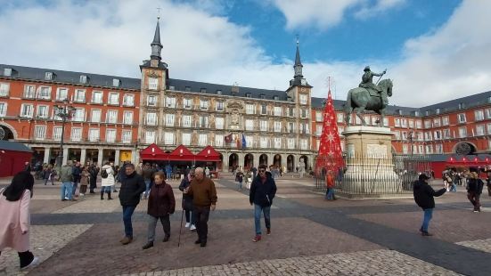 a beautiful plaza in the city 