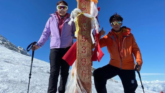 如果想爬人生中第座雪山哈巴雪山是個不錯的選擇，有一對一的嚮導