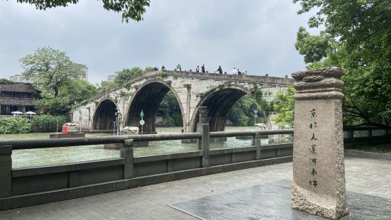 在京杭大運河邊上的街里逛逛還挺舒服的，景色還挺怡人。周圍交通