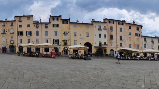 Small Tuscany town. Many well 