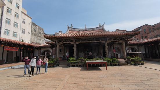 鹿港龍山寺，為臺灣彰化縣鹿港鎮的廟宇，主祀觀世音菩薩，本廟與