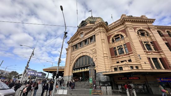 Awesome train station that ful